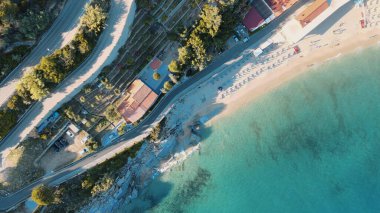 İtalya, okyanusun üzerindeki kayalar. Toskana 'daki Elba Adası, hava manzaralı. Yavaş çekim