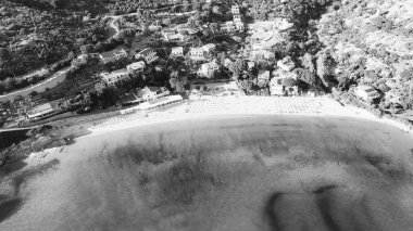 Elba Adası 'nın havadan görünüşü. Yaz mevsiminde Cavoli Sahili ve Güney Sahili. Drone bakış açısı. Yavaş çekim