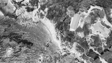 Elba Adası Sahili yaz mevsiminde, İtalya. İnsansız hava aracının yukarıdan görüntüsü