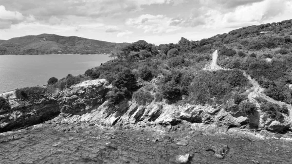 Pantai Elba Island Dan Rocks Pandangan Udara Dari Drone Gerakan — Stok Foto