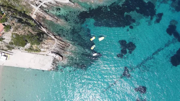 海岸線のカラフルなペダルボート ドローンからの上空からの眺め 時間の経過 — ストック写真