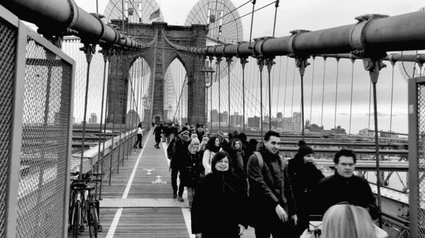 Нью Йорк Декабрь 2018 Машины Люди Идущие Бруклинскому Мосту Манхэттена — стоковое фото