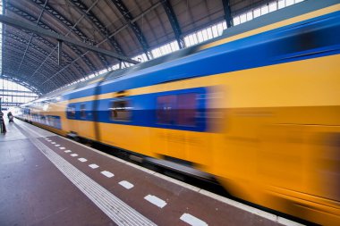 Amsterdam Merkez İstasyonu 'nda tren hızlanıyor.