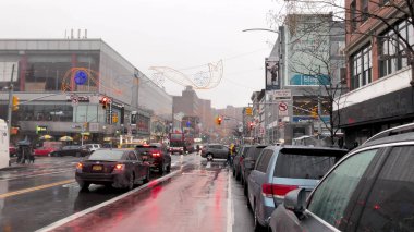 New York Şehri - Aralık 2018: Yağmurlu bir günde insanlar ve trafik olan Harlem sokakları. Yavaş çekim
