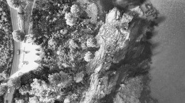 İtalya, okyanusun üzerindeki kayalar. Toskana 'daki Elba Adası, hava manzaralı. Yavaş çekim