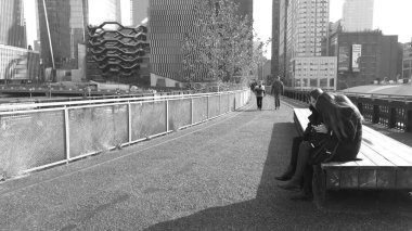 New York Şehri - Aralık 2018 İnsanlar Manhattan 'ın göbeğindeki ünlü High Line boyunca yürür. Yavaş çekim