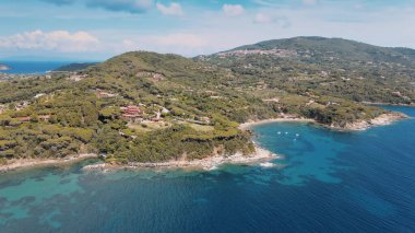 Elba Adası 'nın havadan görünüşü. Güney Sahili yaz mevsiminde. Drone bakış açısı. Yavaş çekim