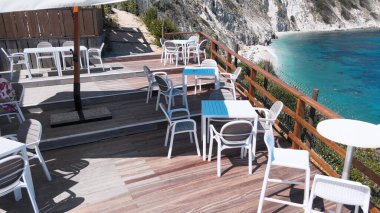 Güzel okyanus manzaralı bir sahil restoranı, İHA 'dan hava manzaralı. Yavaş çekim