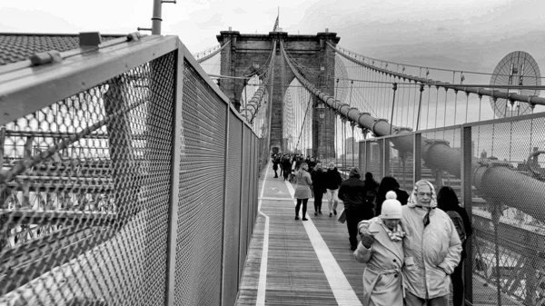 New York City Araç Trafiği Brooklyn Den Brooklyn Köprüsü Yürüyen — Stok fotoğraf