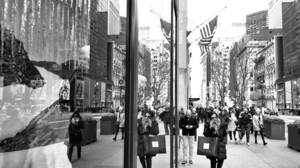 New York City December 2018 People Walk Fifth Avenue Glass — Stock Photo, Image