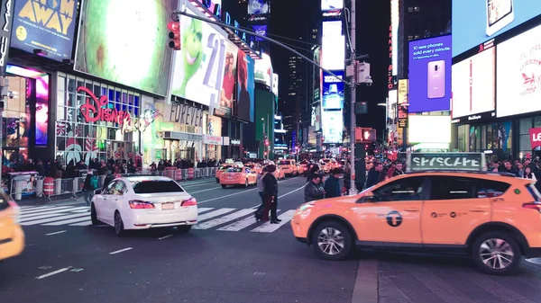 Νεα Υορκη Δεκεμβριοσ 2018 Times Square Νυχτερινή Κυκλοφορία Κατά Χειμερινή — Φωτογραφία Αρχείου