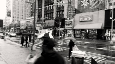 New York Şehri - Aralık 2018: Yağmurlu bir günde insanlar ve trafik olan Harlem sokakları. Yavaş çekim
