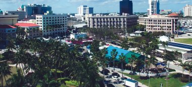 Batı Palm Beach 'in hava görüntüsü insansız hava aracı Florida' dan yavaş çekimde yükseliyor.