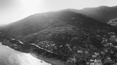 Elba Adası 'nın havadan görünüşü. Yaz mevsiminde Cavoli Sahili ve Güney Sahili. Drone bakış açısı. Yavaş çekim