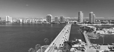 Miami, Florida. MacArthur Geçidi 'nin havadan görünüşü ve güneşli bir günde insansız hava aracından gökyüzünü çevreleyen görüntüsü.