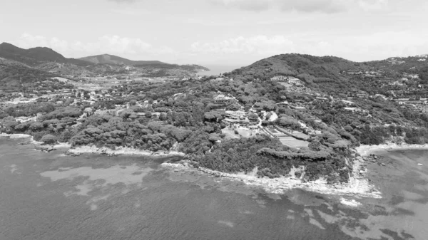 エルバ島の空中ビュー 夏の南海岸線 ドローン視点 — ストック写真