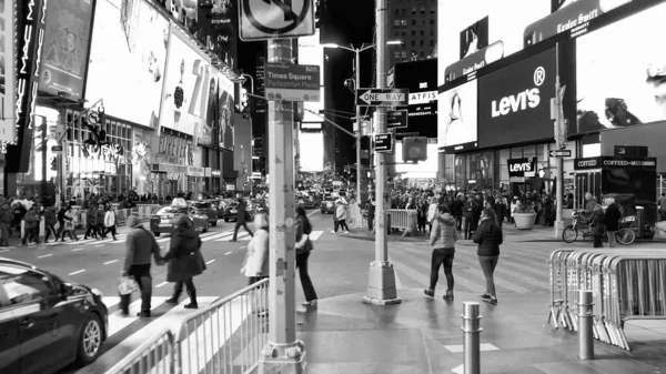 New York City Kışın Times Meydanı Gece Trafiği Yavaş Çekim — Stok fotoğraf