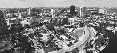Batı Palm Beach 'in hava görüntüsü insansız hava aracı Florida' dan yavaş çekimde yükseliyor.