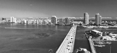 Miami, Florida. MacArthur Geçidi 'nin havadan görünüşü ve güneşli bir günde insansız hava aracından gökyüzünü çevreleyen görüntüsü.