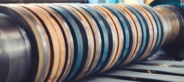 Yuvarlak çelik. Bir yığın rulo, soğuk yuvarlanmış çelik bobinler iş başında. Galvanize çelik levha ve paslı kenar. Soğuk çelik bobinler. Davul çarşafları üretime çevirir. Sanayi