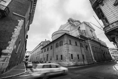 ROME, ITALY - Haziran 2014: Bir yaz günü şehir caddelerinde trafik.