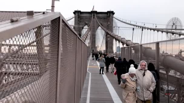 Filmaufnahmen Von Menschen Die Der Manhattan Bridge Vorbeigehen New York — Stockvideo
