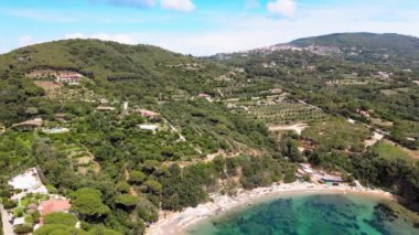 Güzel dalgalı deniz kıyılarının manzaralı görüntüleri