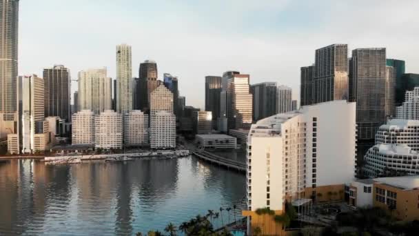 Downtown Miami vid soluppgången, flygutsikt från drönare, slow motion — Stockvideo
