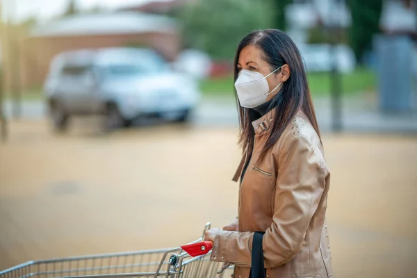 Žena Ochranné Masce Vozíkem Během Pandemie Koronaviru Stojí Naproti Vchodu — Stock fotografie