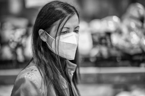 Woman Protective Mask Cart Coronavirus Pandemic Stands Choosing Food Grocery — Stock Photo, Image