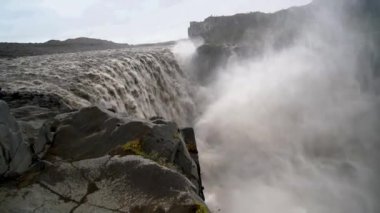 Dettifoss Şelaleleri bulutlu bir öğleden sonra, İzlanda. Yavaş çekim