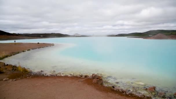 Myvatn, IJsland. Beste kleuren van Blue Lake op een bewolkte zomerdag — Stockvideo