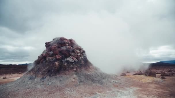 Fumo proveniente da una roccia, Hverir, Myvatn, Islanda — Video Stock