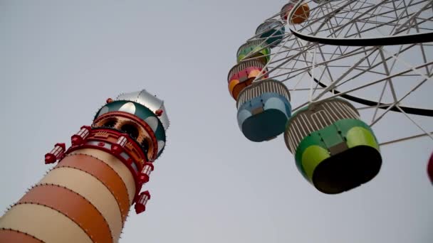 Ferris Wheel uppåt vid solnedgången. Långsamma rörelser — Stockvideo