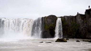 Güçlü Godafoss Şelaleleri bulutlu bir günde, İzlanda. Yavaş çekim