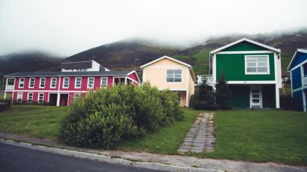 Casas coloridas en el campo en un día nublado. Movimiento lento — Vídeos de Stock