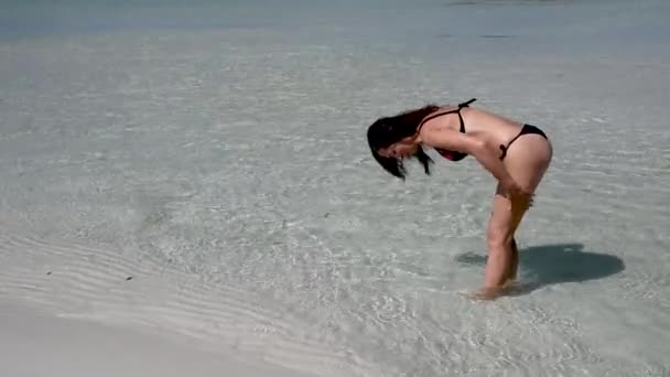 Güzel bir sahil şeridinde ferahlatıcı bir kadın — Stok video
