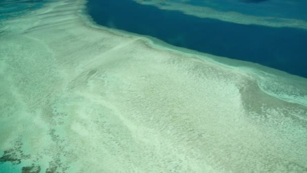 Büyük Set Resifi uçaktan görüldüğü gibi. Güzel okyanus renkleri, hava manzarası. Yavaş çekim — Stok video
