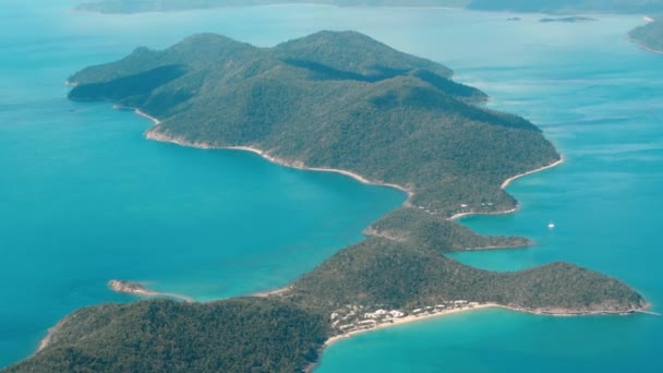 Wyspy Whitsunday, Australia. Piękne kolory oceanu, widok z lotu ptaka. Zwolniony ruch — Wideo stockowe