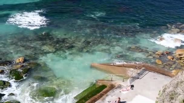 BONDI BEACH, RAKOUSKO - AUGUST 2018: Bondi beach Skály podél městské promenády — Stock video