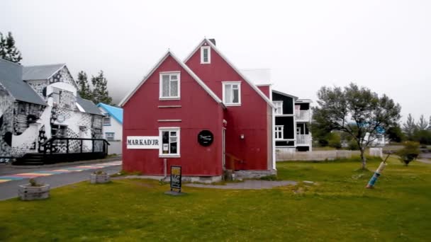 SEYDISFJORDUR, IJSLAND - AUGUST 2019: Stadswoningen in het voorjaarsseizoen op een bewolkte dag — Stockvideo