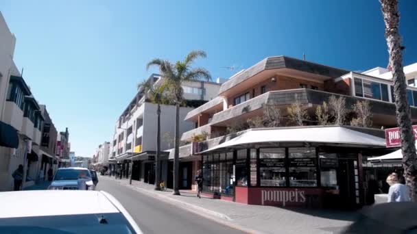 BONDI BEACH, AUSTRALIA - AGOSTO 2018: Las calles de la ciudad en un hermoso día soleado. Movimiento lento — Vídeo de stock