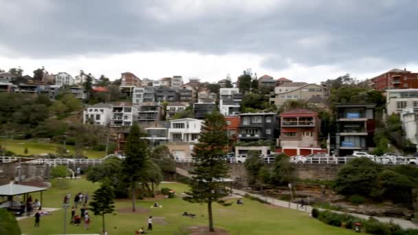 BONDI BEACH, AUSTRÁLIA - AGOSTO 2018: Passeio pela cidade e parque em um dia nublado. Movimento lento — Vídeo de Stock