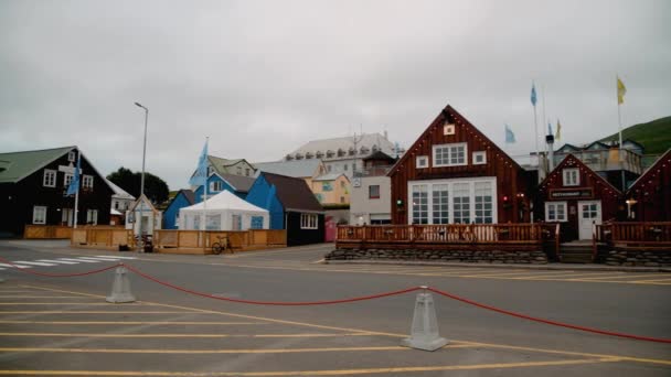 HUSAVIK, ICELAND - AUGUST 2019: Міський порт і будинки в хмарний літній день. Повільний рух — стокове відео