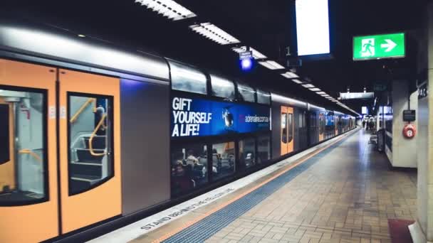 SYDNEY, AUSTRALIA - AGOSTO 2018: Treno della metropolitana nella stazione della città — Video Stock