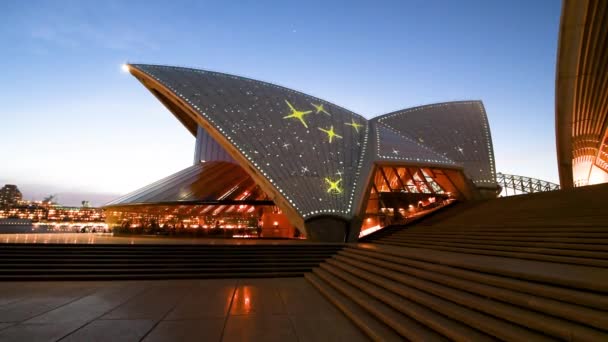 SYDNEY, AUSTRALYA - Ağustos 2018: Ünlü Opera binasının çatısında gece ışıkları görünüyor — Stok video