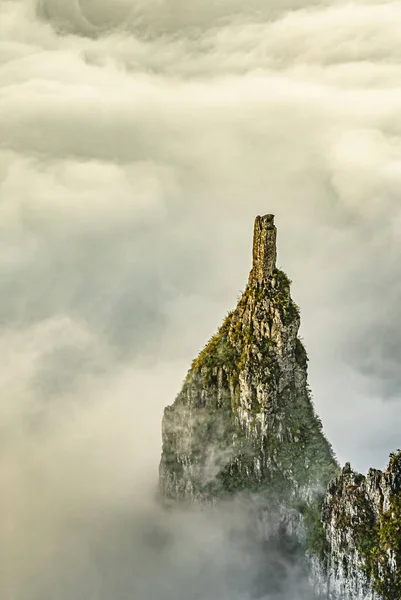 ブラジル南部 サンタカタリナ山脈のフオンキャニオンの雲の間の石塔 ストック画像
