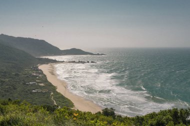 Ortadaki Köstebek Sahili ve arka plandaki Galheta Sahili, Conceicao Gölü 'ndeki akbaba kayası patikasının paraşüt rampasından görülüyor..