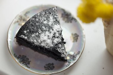 Tepside pudra şekeri ile lezzetli çikolatalı kek