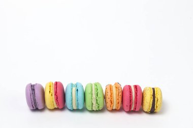 Satır izole beyaz arka plan üzerinde renkli tatlı macaroons